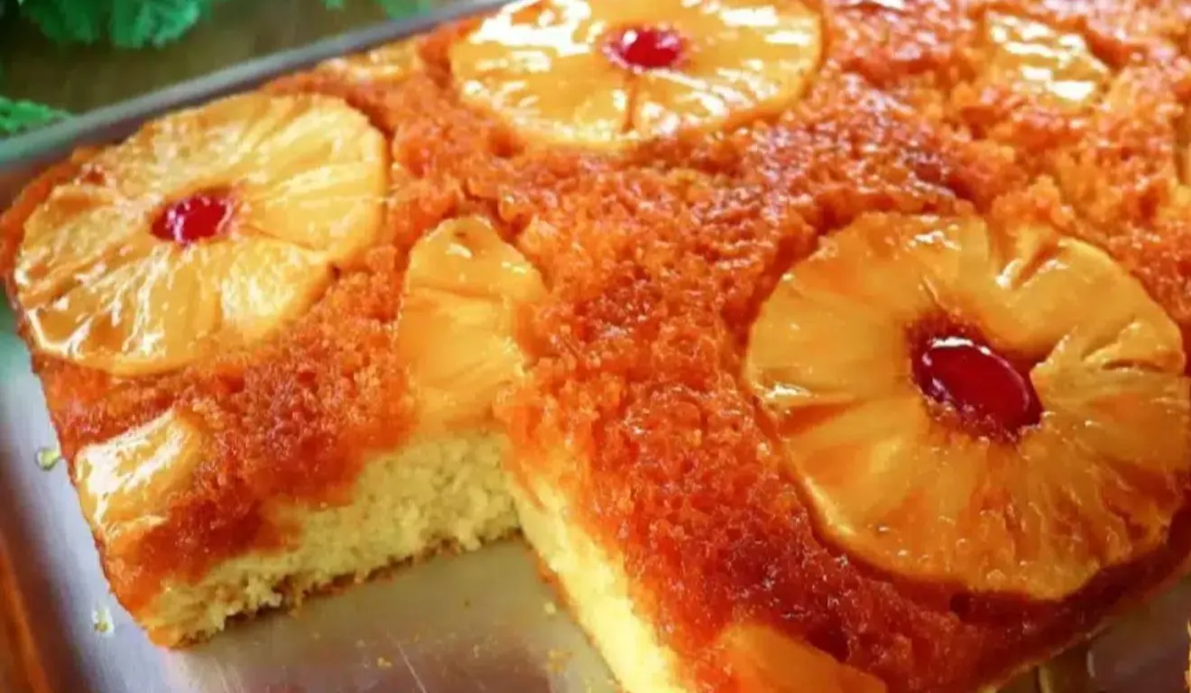 O segredo está em desenformar ainda quente, pois isso garante que o caramelo escorra sobre o bolo e que as frutas se soltem com facilidade.