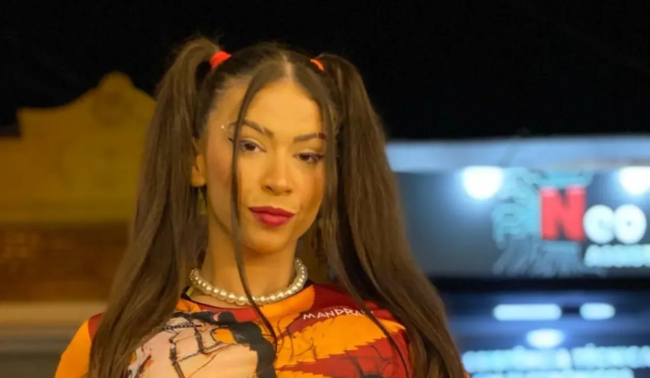A carreira da artista é marcada por músicas com letras de teor sexual explícito, como "Bota na Pipokinha" e "Tira as Crianças da Sala".