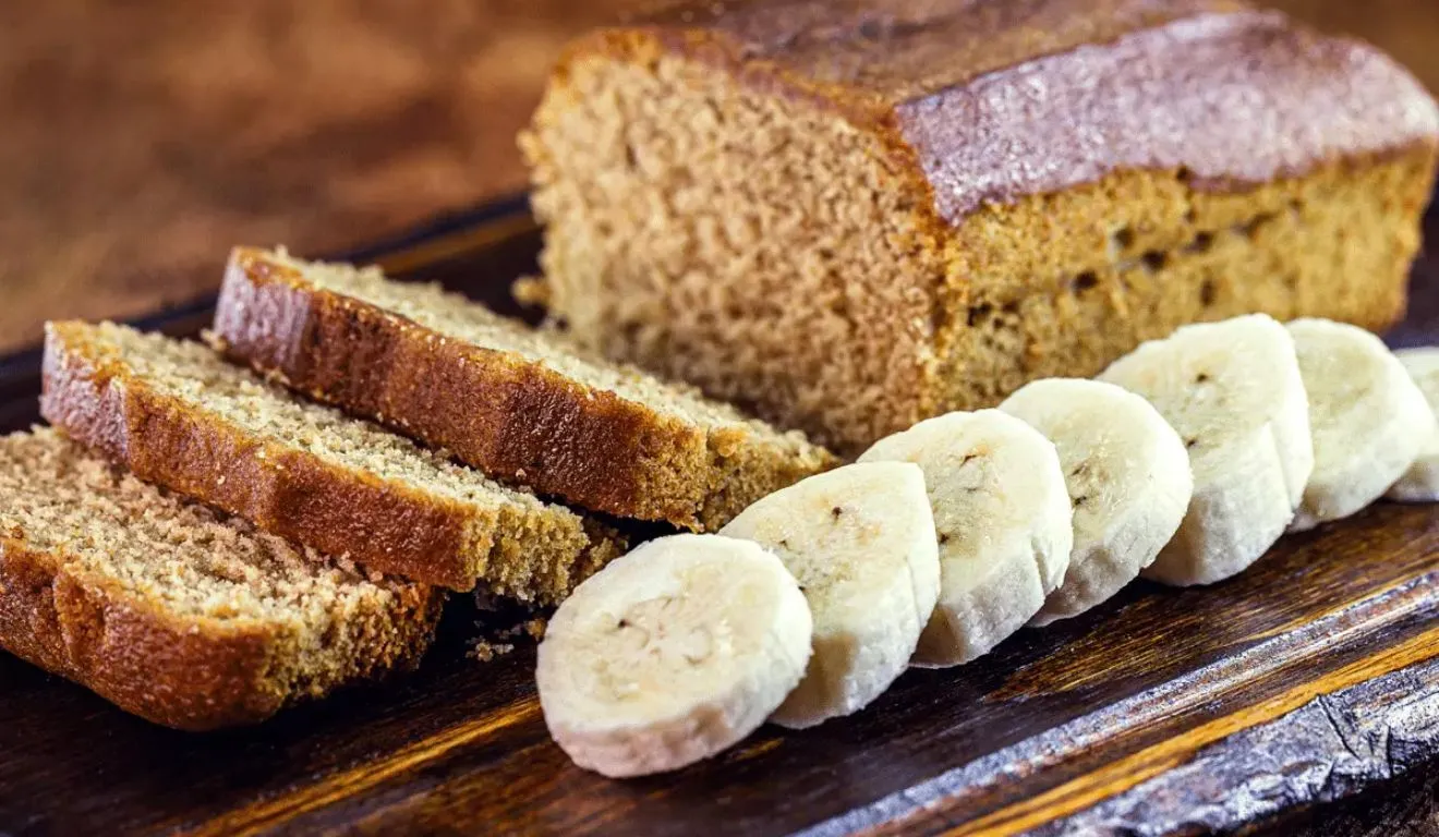 O bolo pode ser consumido no lanche da manhã ou da tarde para manter a energia ao longo do dia.