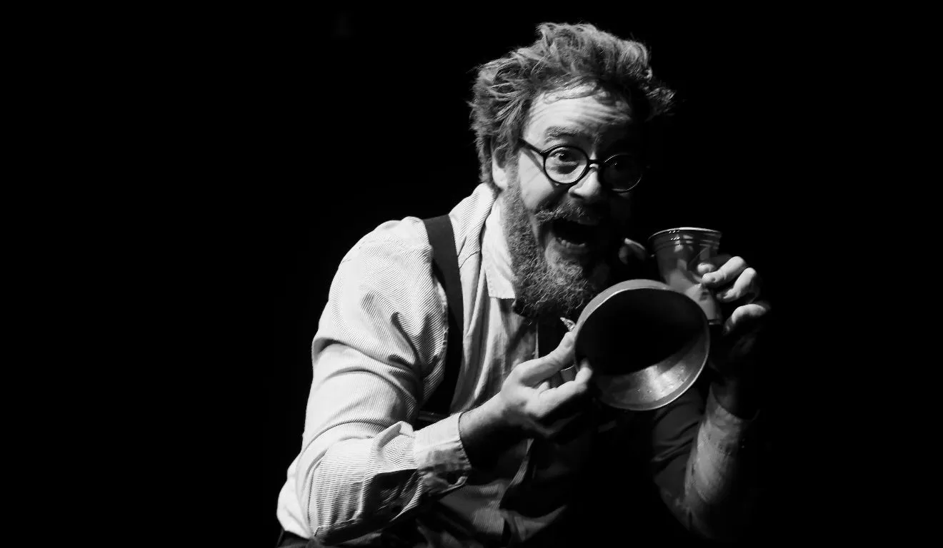 O festival tem início no dia 2 de setembro, às 19h, no Sesc Teatro Casa Isaura Campos, com o espetáculo "A Maçã" (foto), de William Seven, da Seven Produções Artísticas.