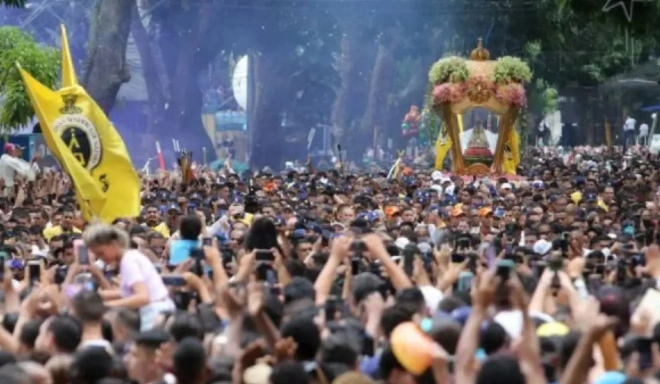 As arquibancadas destinam-se ao público que deseja acompanhar a passagem da Trasladação e da grande procissão de domingo