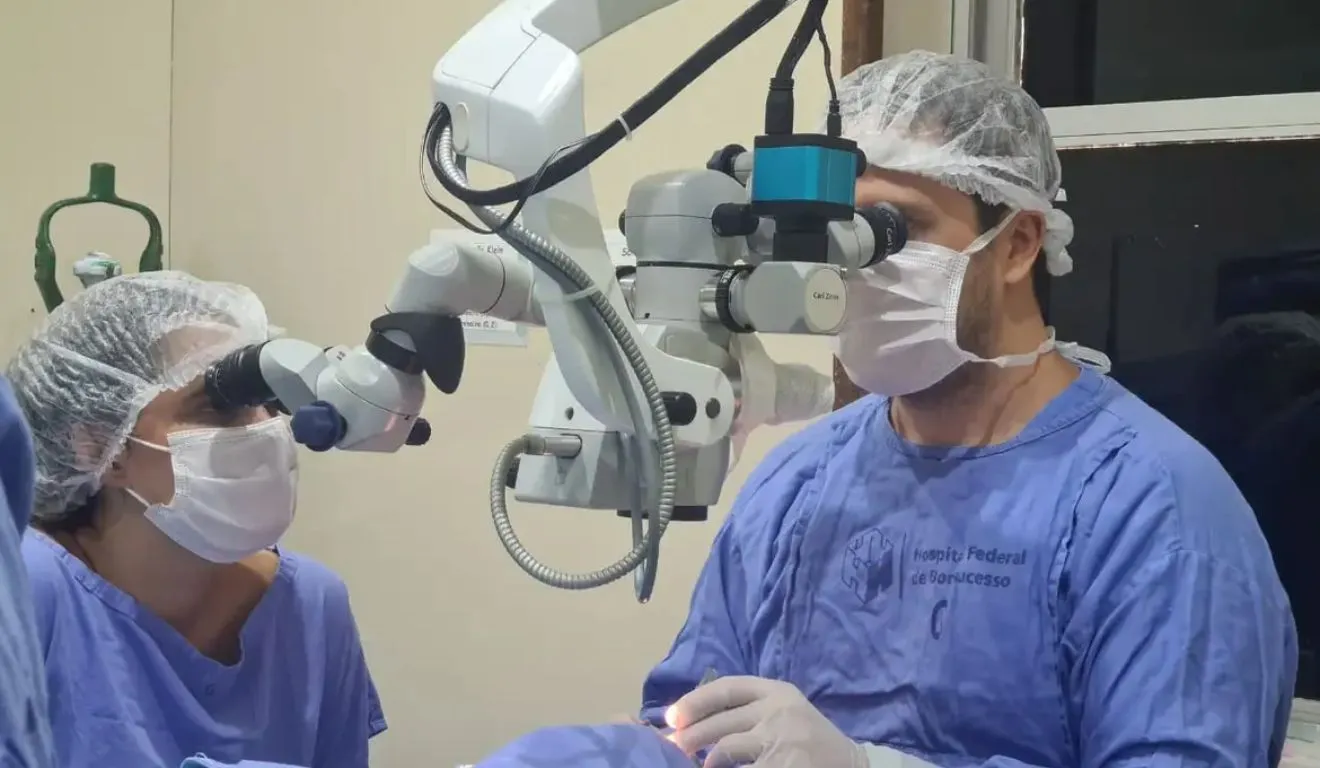 Dentre os candidatos à espera para fazer um transplante de córnea, as mulheres são maioria (56% dos pacientes). No que se refere à idade, pessoas com 65 anos ou mais representam quase metade da fila (47%).