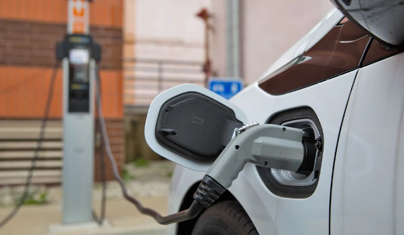 João de Deus Lobato, colunista do DOL, aponta os impactos do carregamento de carros elétricos no Brasil de forma simultânea.