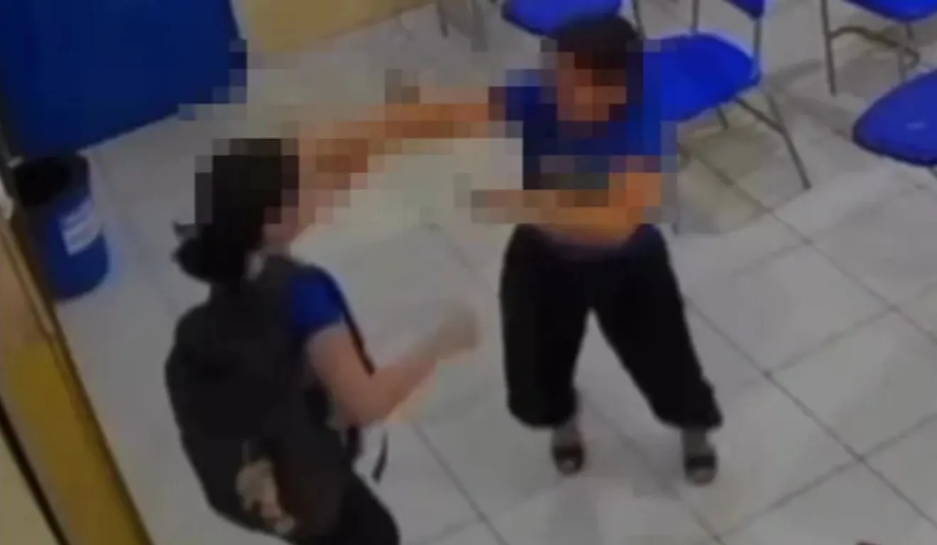 Uma aluna desferiu os golpes contra a professora na tarde da sexta-feira (11).
