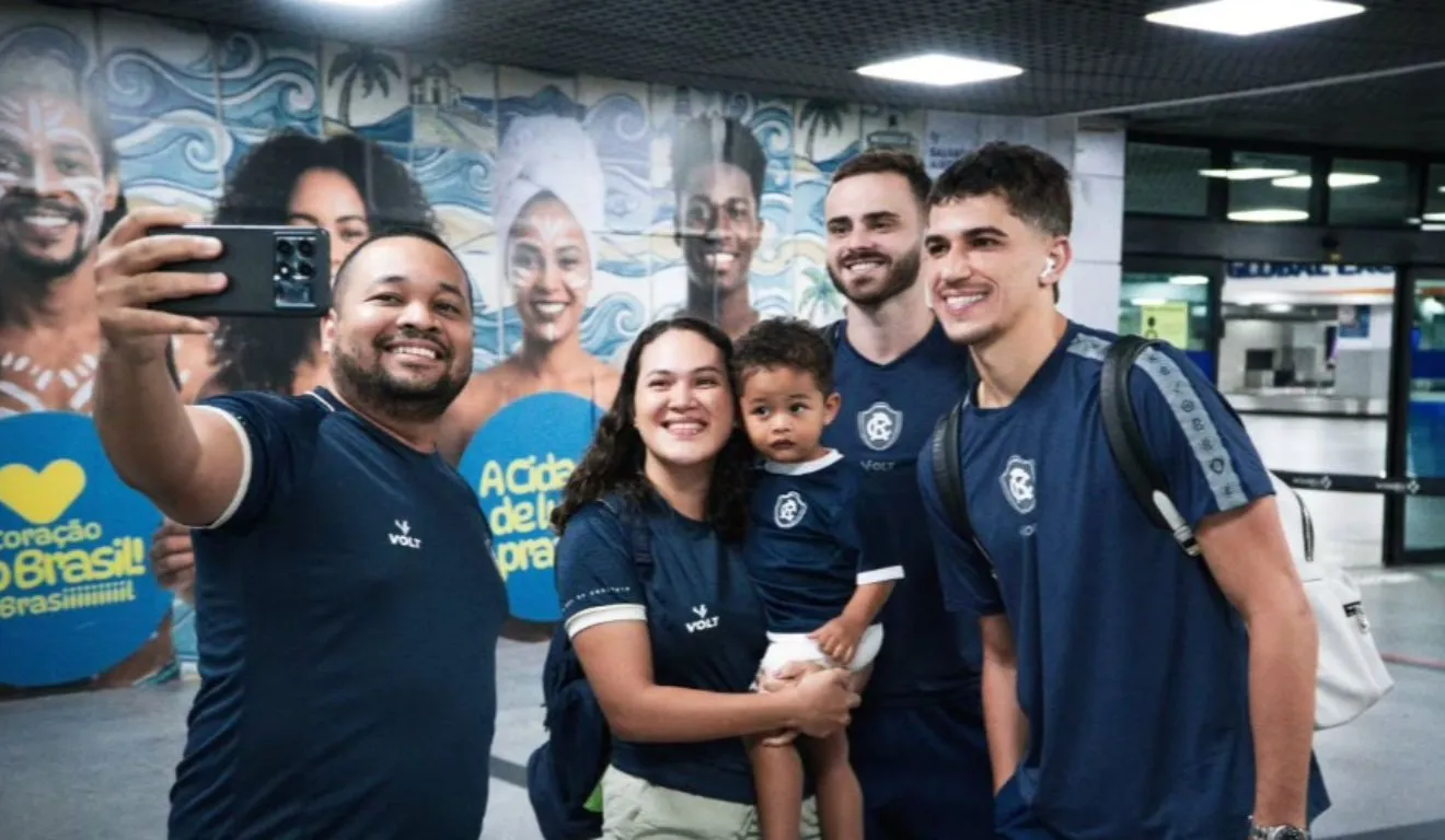 O grupo se mobilizou para receber os jogadores e demonstrar apoio antes do confronto decisivo desta segunda-feira (14).