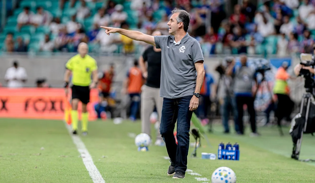 O técnico reconheceu que o time não soube lidar com a pressão adversária na saída de bola, principalmente após o primeiro gol sofrido.