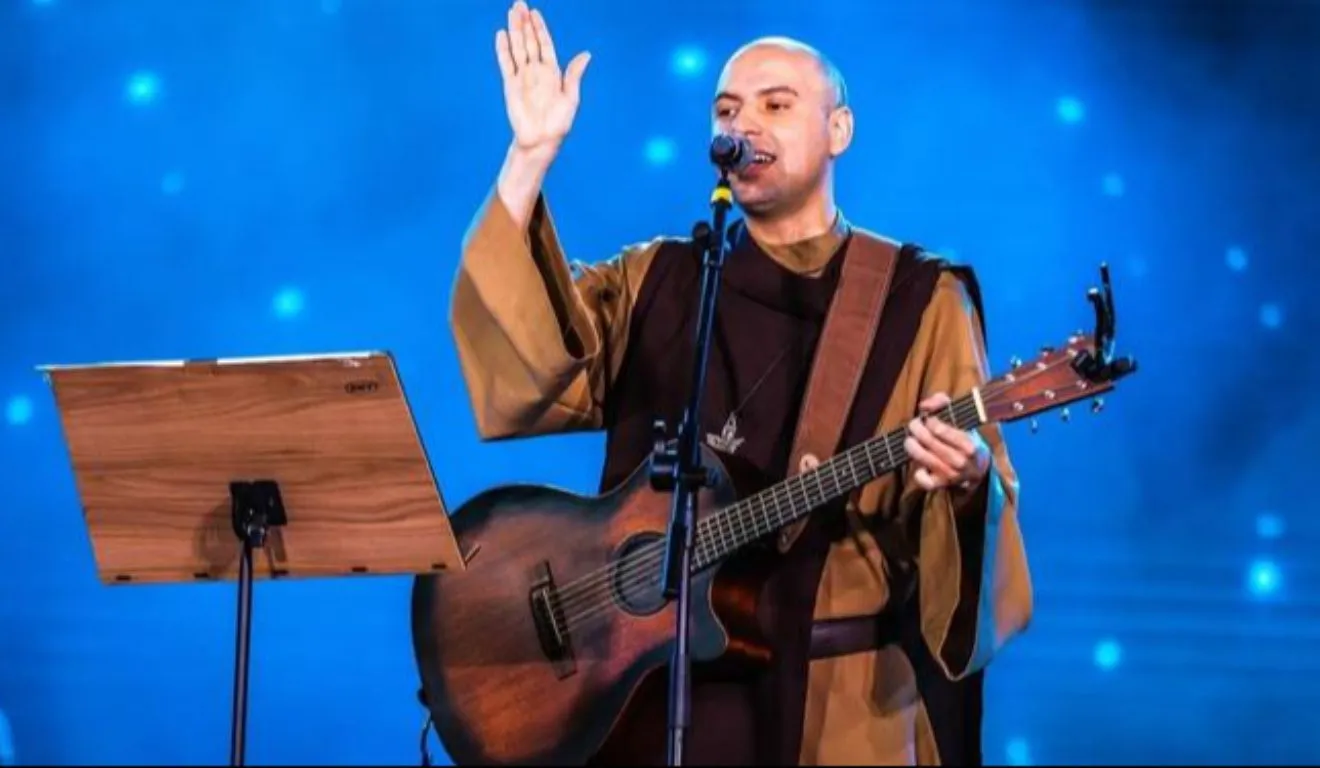 A Vigília terá 12 horas de oração e louvor. Os portões do Mangueirão abrem às 15h do sábado (26), com acolhida prevista para as 18h. O encerramento está programado para as 6h do domingo (27).