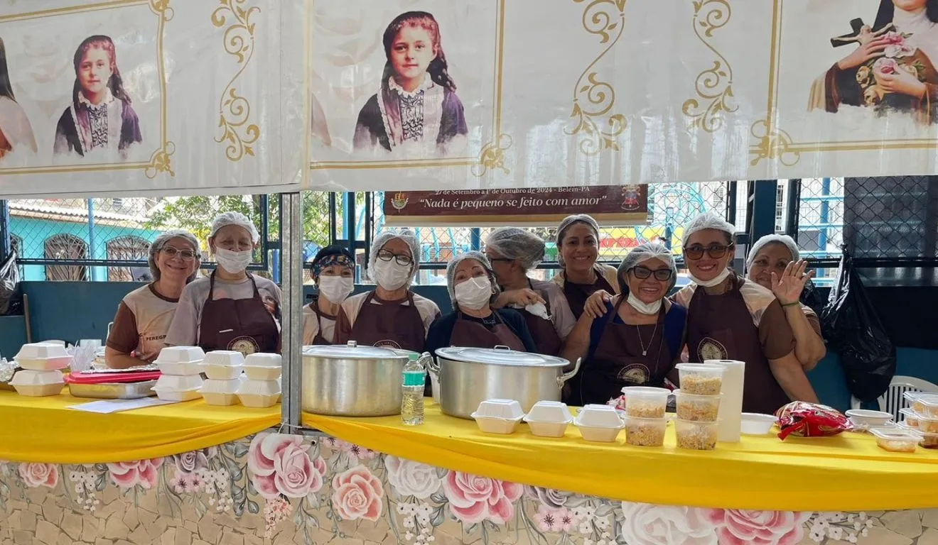 Ao longo da semana, a paróquia promove a novena das rosas, com missas celebradas por padres convidados, além de venda de comidas variadas, atrações musicais, bingo e outras atividades para o público.