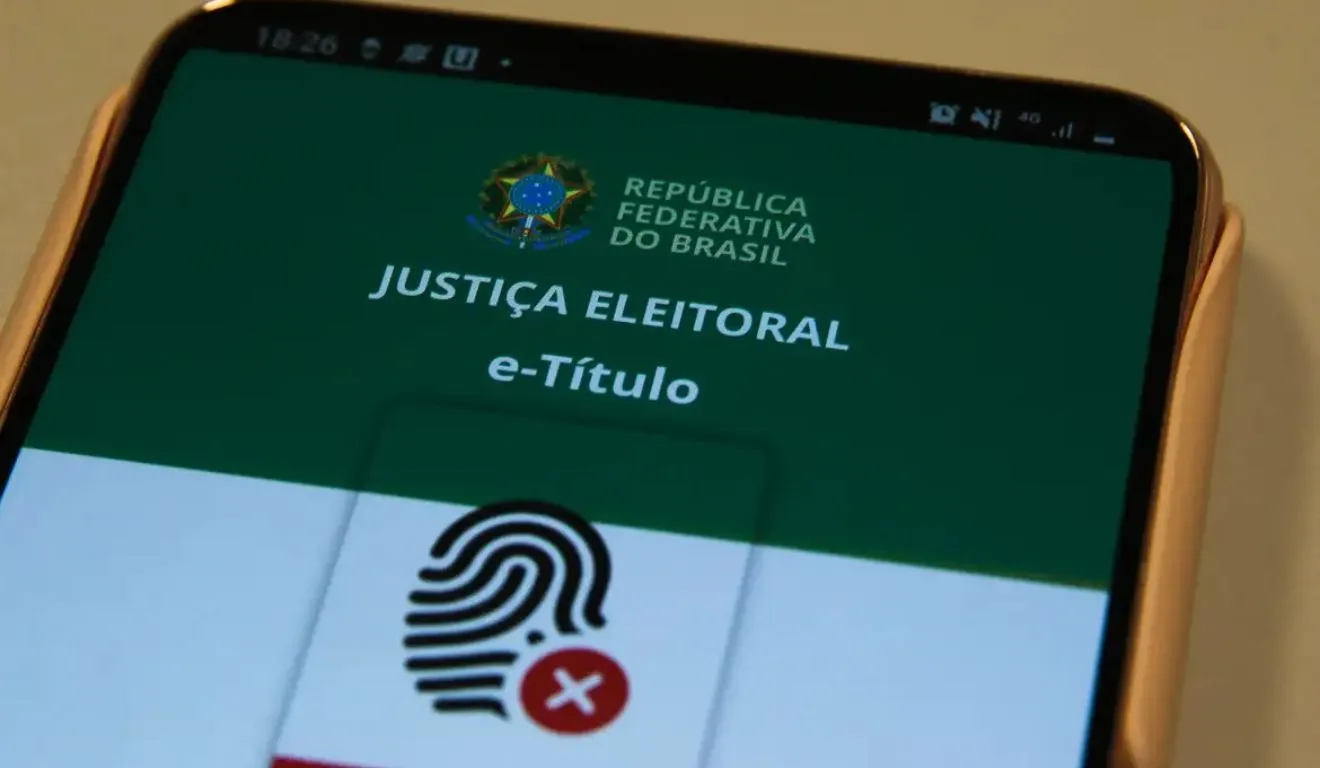 Quem tem biometria cadastrada e fotografia digital pode usar o e-Título como documento oficial de identificação na hora de votar.