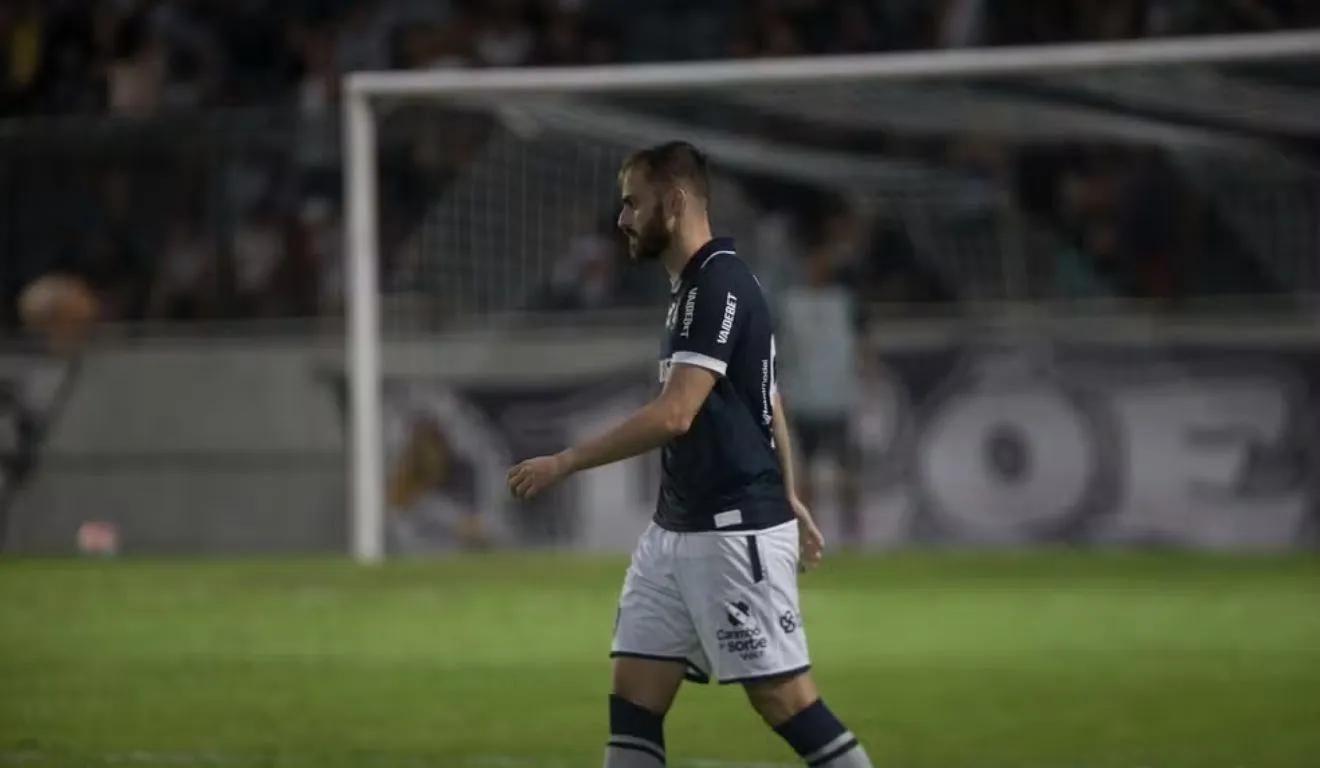 Segundo a súmula do árbitro Wilton Pereira Sampaio, Poveda disse à equipe de arbitragem: "vocês são fracos e tendenciosos".