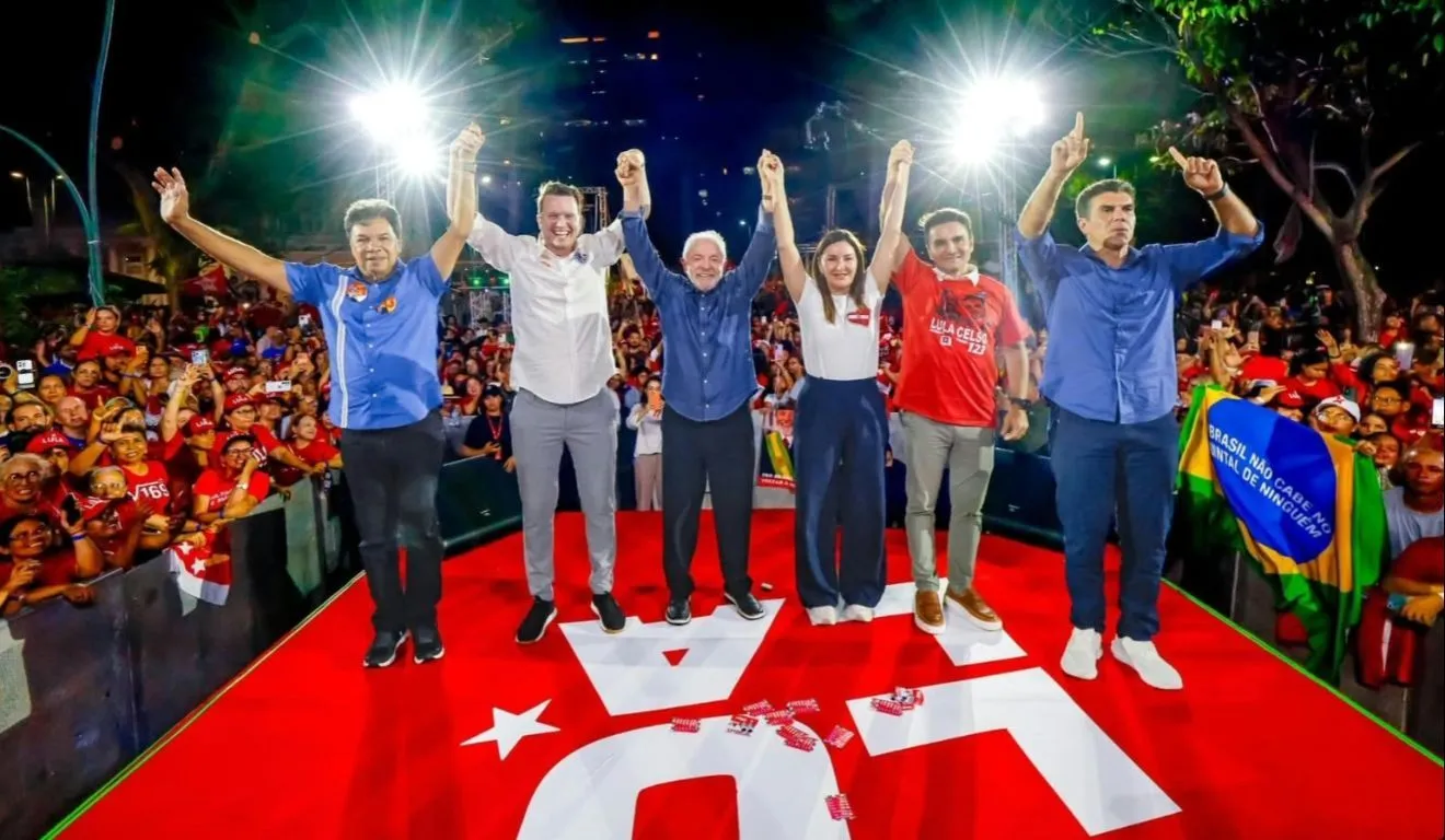 De acordo com a primeira-dama, Janja da Silva, cerca de 100 mil presentes lotaram a Praça da República para acompanhar o evento.