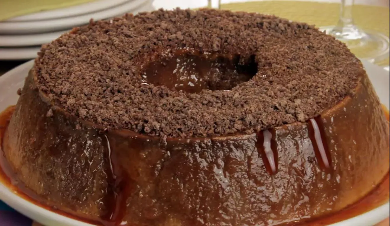 Após sair do forno, é importante deixar esfriar completamente e ainda levar à geladeira por, no mínimo, duas horas antes de desenformar e servir.