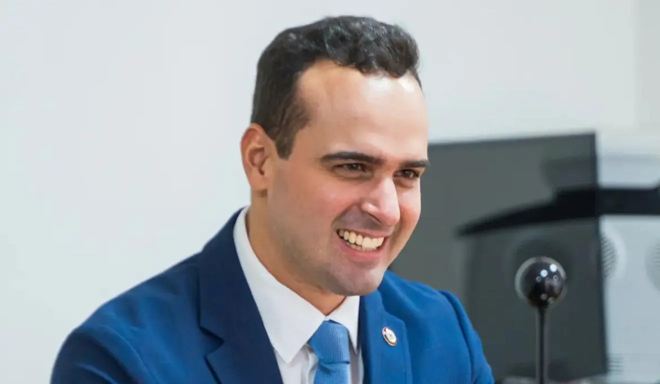 Lucas Ribeiro é advogado e mestre em desenvolvimento regional pela UEPB (Universidade Estadual da Paraíba). Foi vereador, secretário de Ciência, Tecnologia e Inovação e vice-prefeito de Campina Grande.