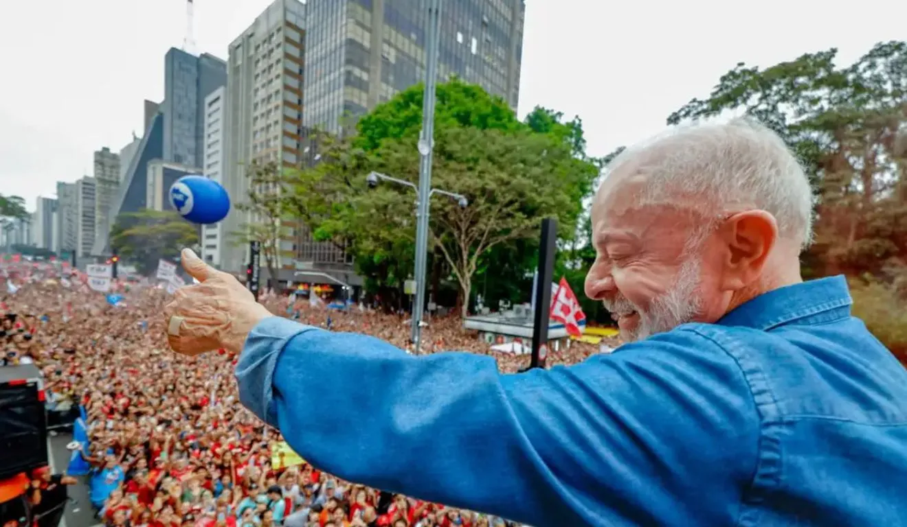 Ao participar de ato na Avenida Paulista, em São Paulo (SP), Lula questionou a imparcialidade de decisões contrárias à sua candidatura e disse que o PT vai acionar a Justiça contra a suspensão do canal.