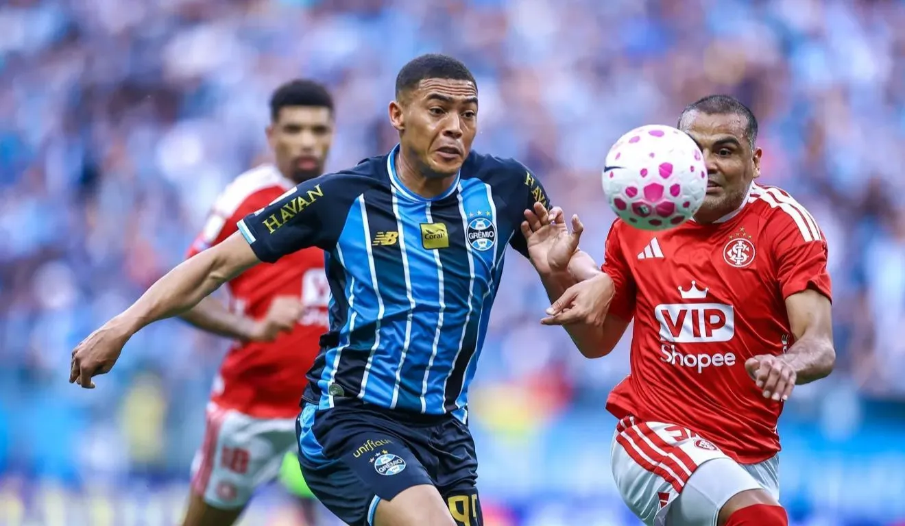 O Internacional segue na 17ª posição, com 32 pontos, enquanto o Grêmio ocupa a 18ª colocação, com 31 pontos.
