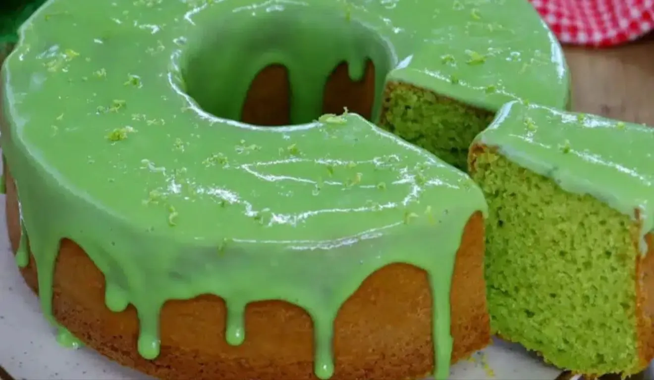 Com raspas de limão, o bolo de erva cidreira fica com aparência bonita e sabor delicado.