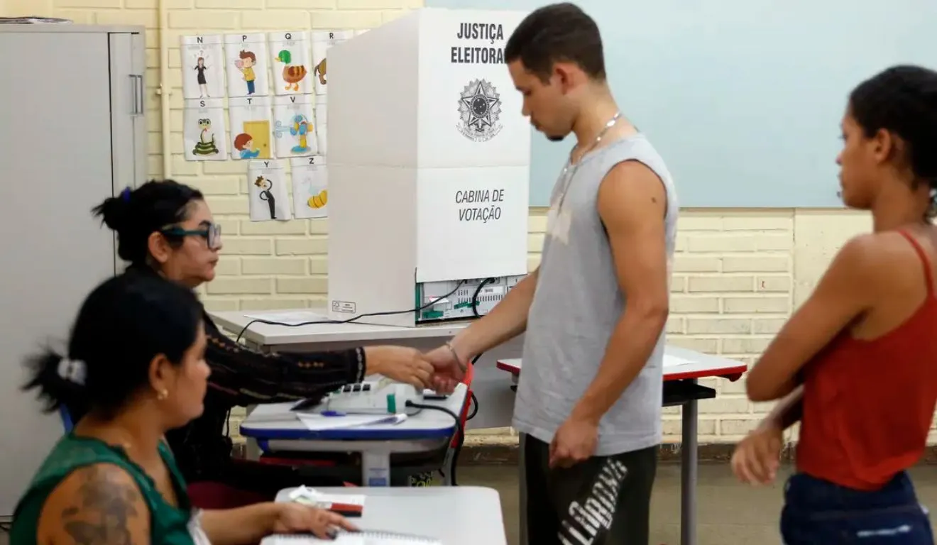 A manifestação individual e silenciosa do eleitor é permitida. Assim, o eleitor pode comparecer às urnas com bandeiras, broches e adesivos, desde que não haja caráter coletivo na ação.