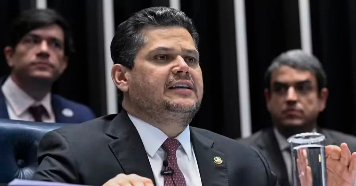 Assinaturaocorre em meio a reaproximação do presidente do Senado com o presidente Lula.
