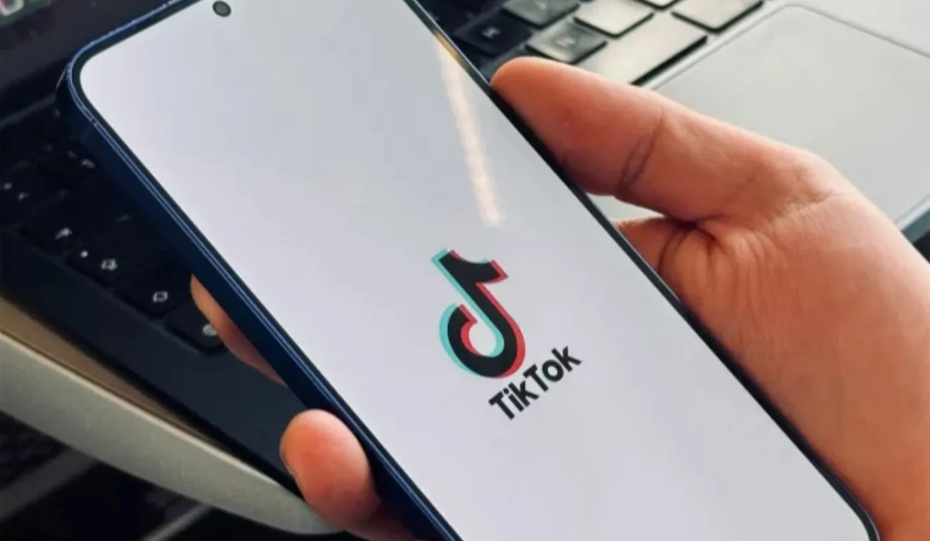 ByteDance também se comprometeu a reforçar a proteção de menores no TikTok, com configurações de privacidade mais restritivas aplicadas automaticamente a usuários com menos de 16 anos.