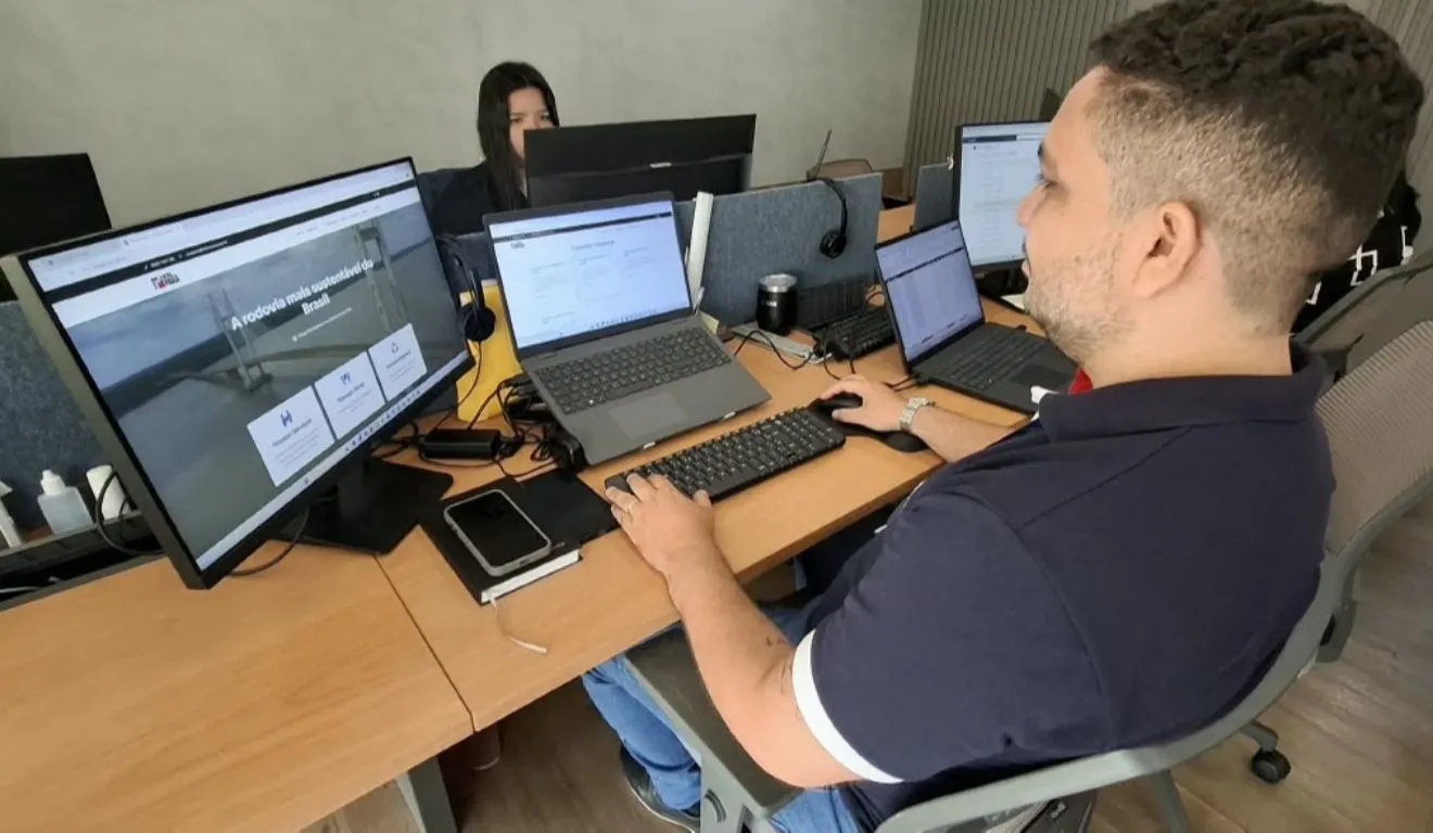 A empresa também informa que incentiva a participação de pessoas com deficiência (PCDs) nos processos seletivos.
