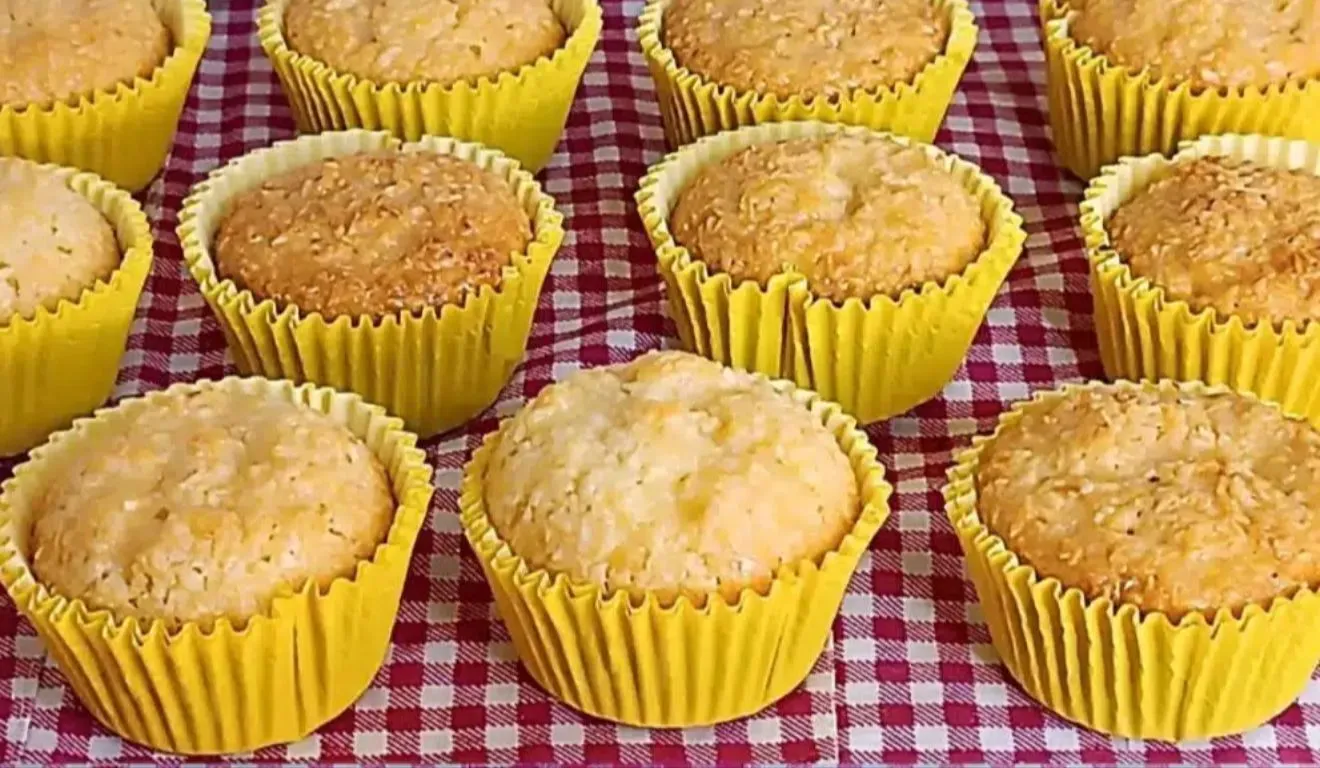 O contraste entre o coco e o parmesão garante o sabor característico da queijadinha, enquanto o leite condensado deixa a textura cremosa e irresistível.