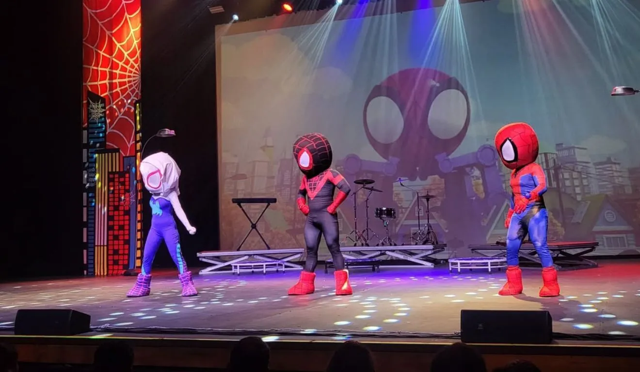 No espetáculo, o jovem Spidey recebe a ajuda de Dwen Stacy, Aranha-Fantasma, Miles Morales, Hulk e Homem de Ferro em uma aventura para enfrentar dois grandes vilões dos quadrinhos