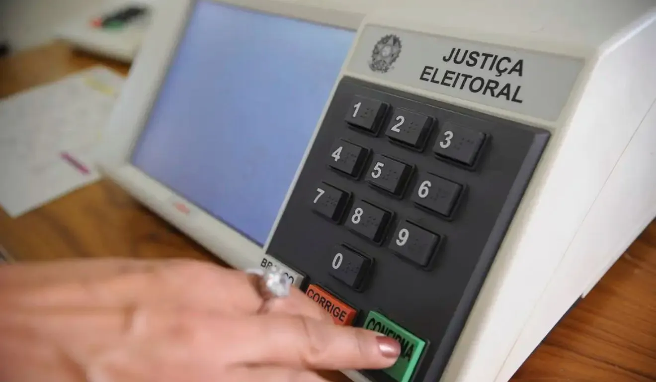 Primeiro turno das eleições 2026 ocorre neste domingo (04/10).