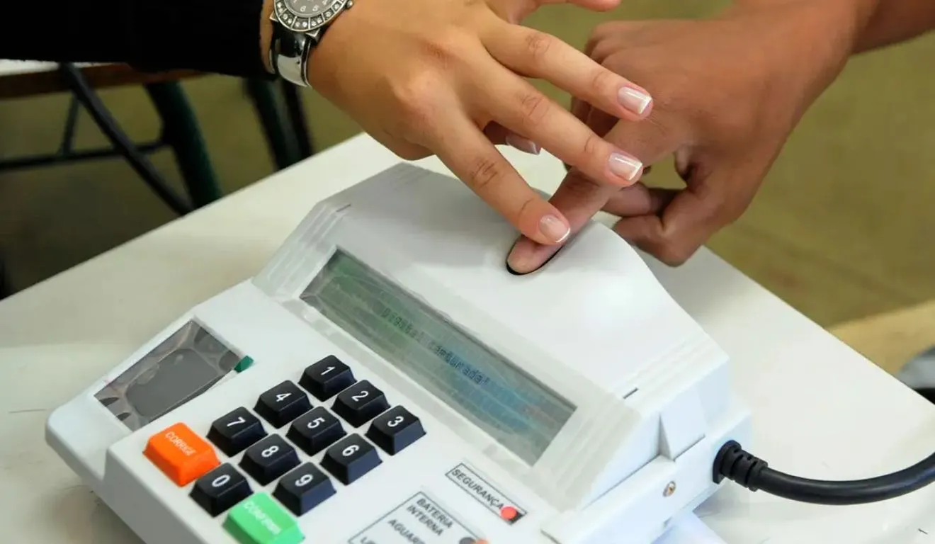 Para participar da eleição, é necessário estar com a situação regular no Cadastro Eleitoral e apresentar a documentação exigida pela Justiça Eleitoral.