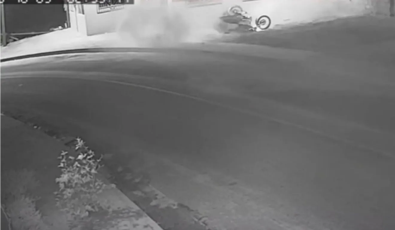 Adolescente morreu após colidir contra uma parede.