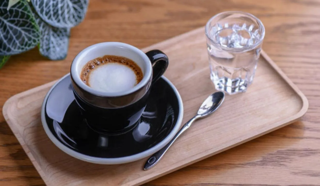 Imagem ilustrativa da notícia: Por que o café é servido com um copo de água? Descubra o motivo