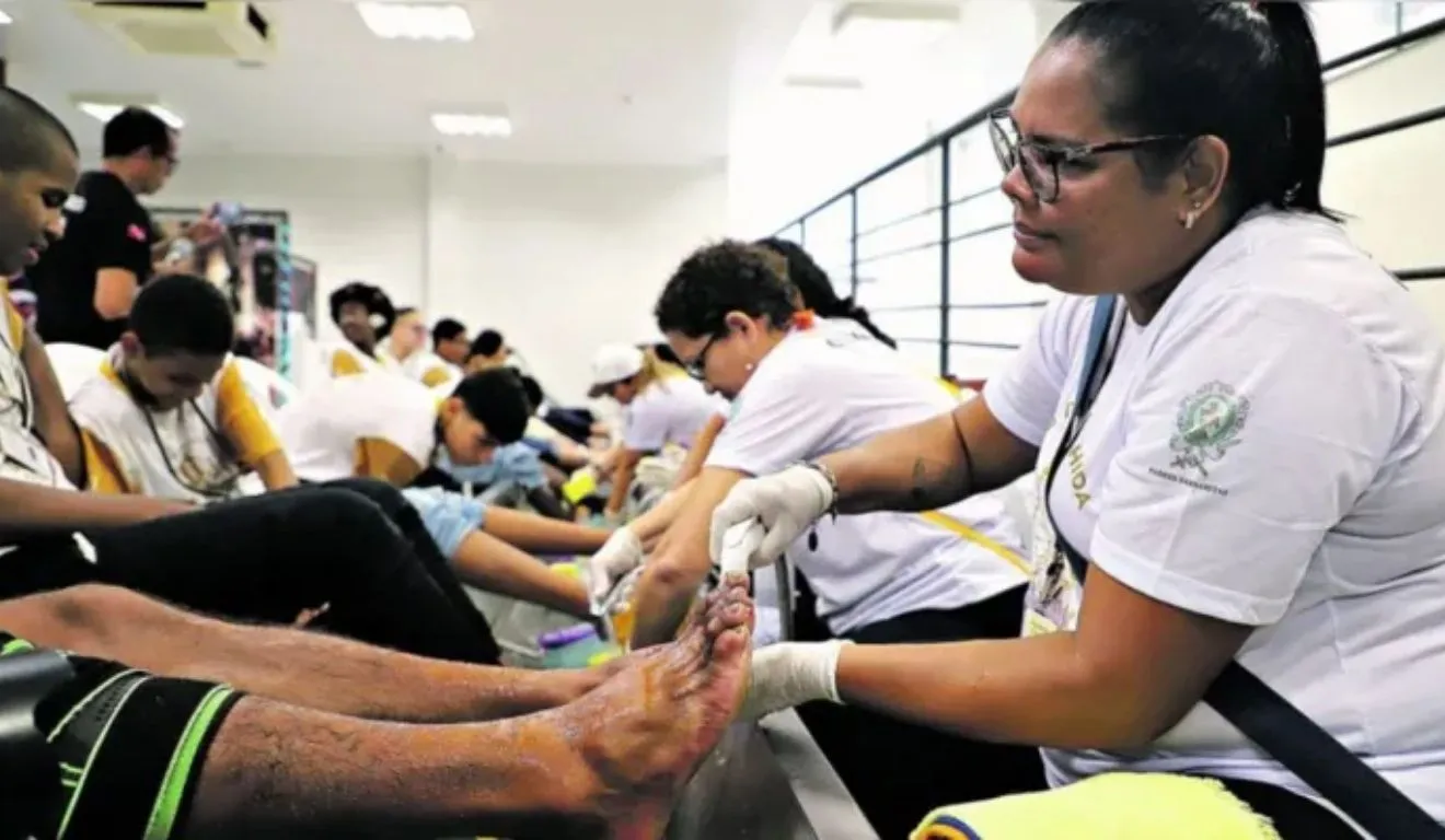 Voluntários reforçam acolhimento dos devotos que participam das procissões do Círio de Nazaré.