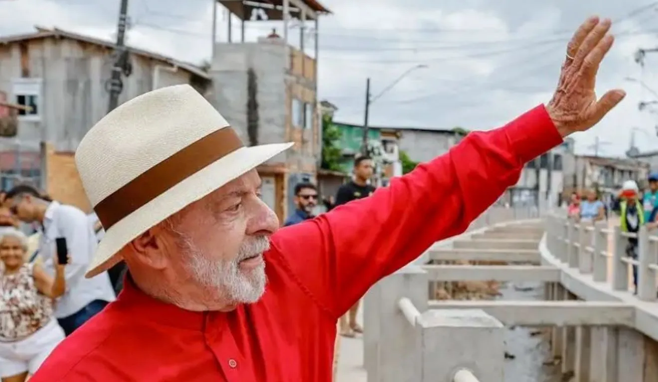 Lula concorre a releição contra o candidato Flávio Bolsonaro.