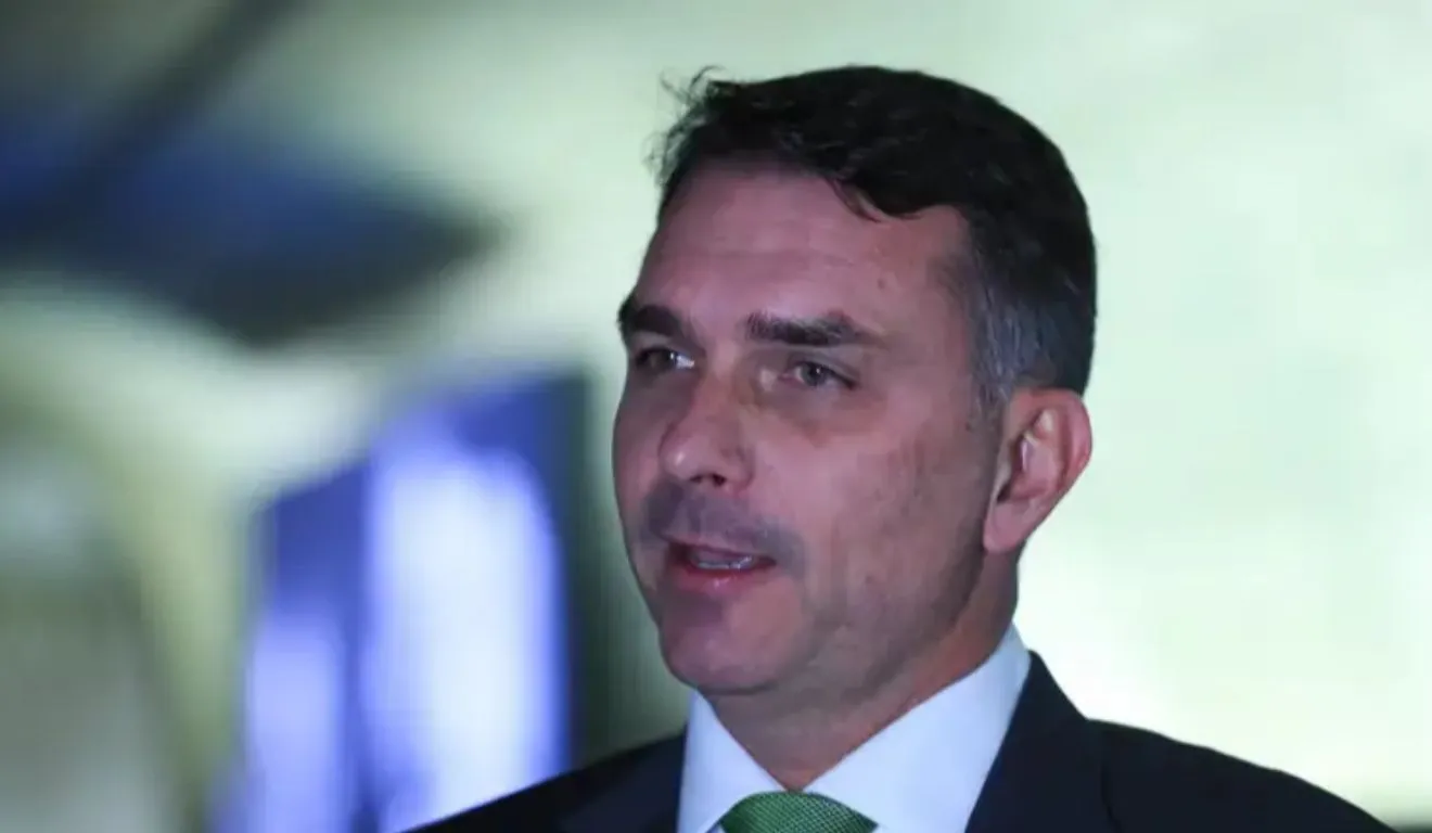 Suspensão envolve nserções televisivas exibidas na última quarta-feira (14/10), com o título “Propostas de Flávio para mudar o Brasil. Flávio vai fazer o Smart Brasil”.