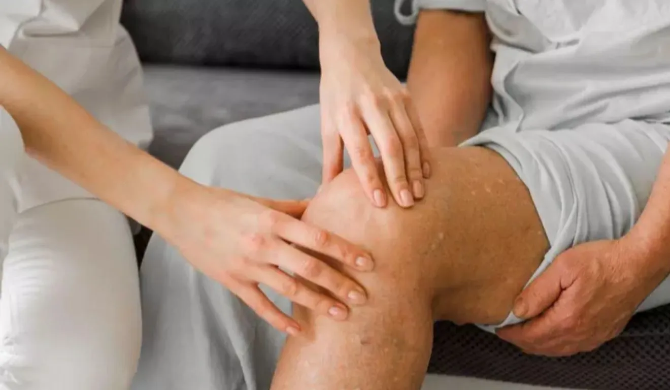 Apesar de frequentemente associada ao envelhecimento, osteoporose começar a apresentar sinais antes mesmo da terceira idade.
