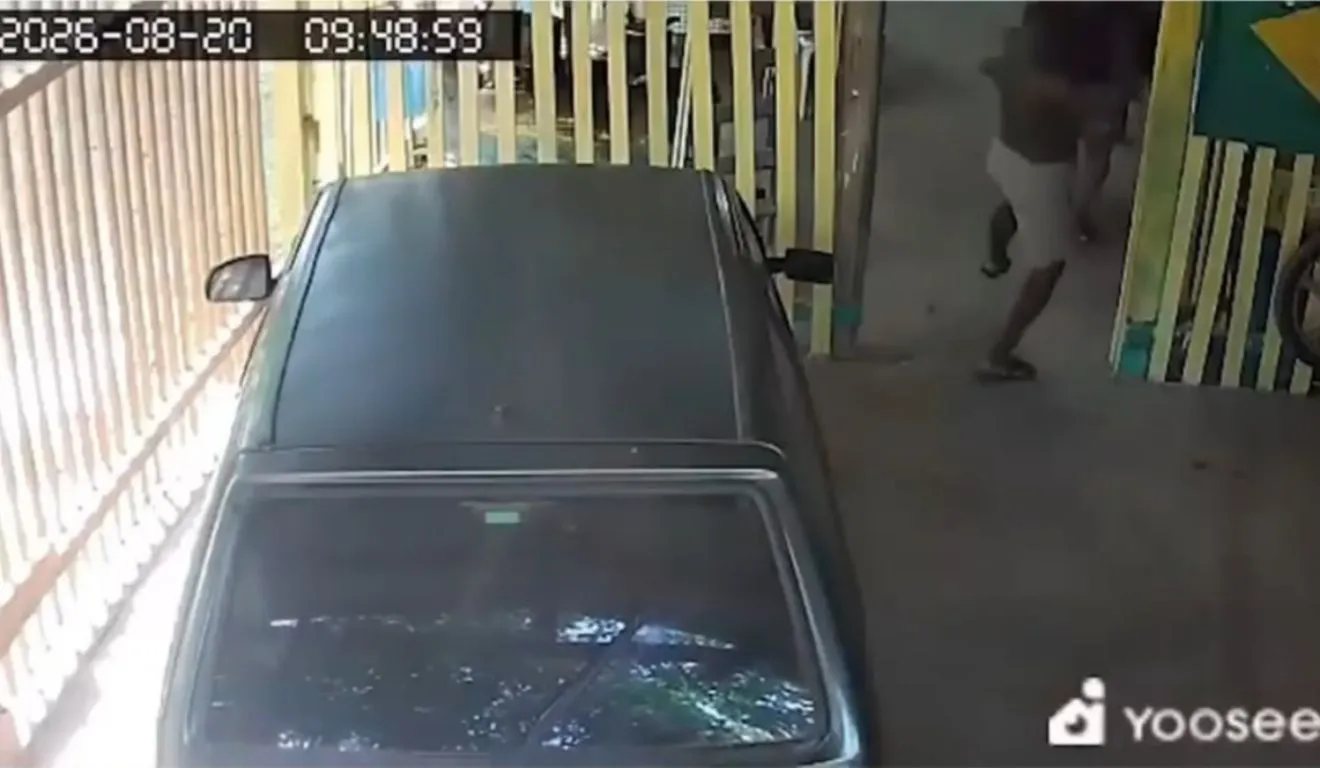 O homem atacou a irmã com o terçado e, em seguida, quebrou os vidros do carro