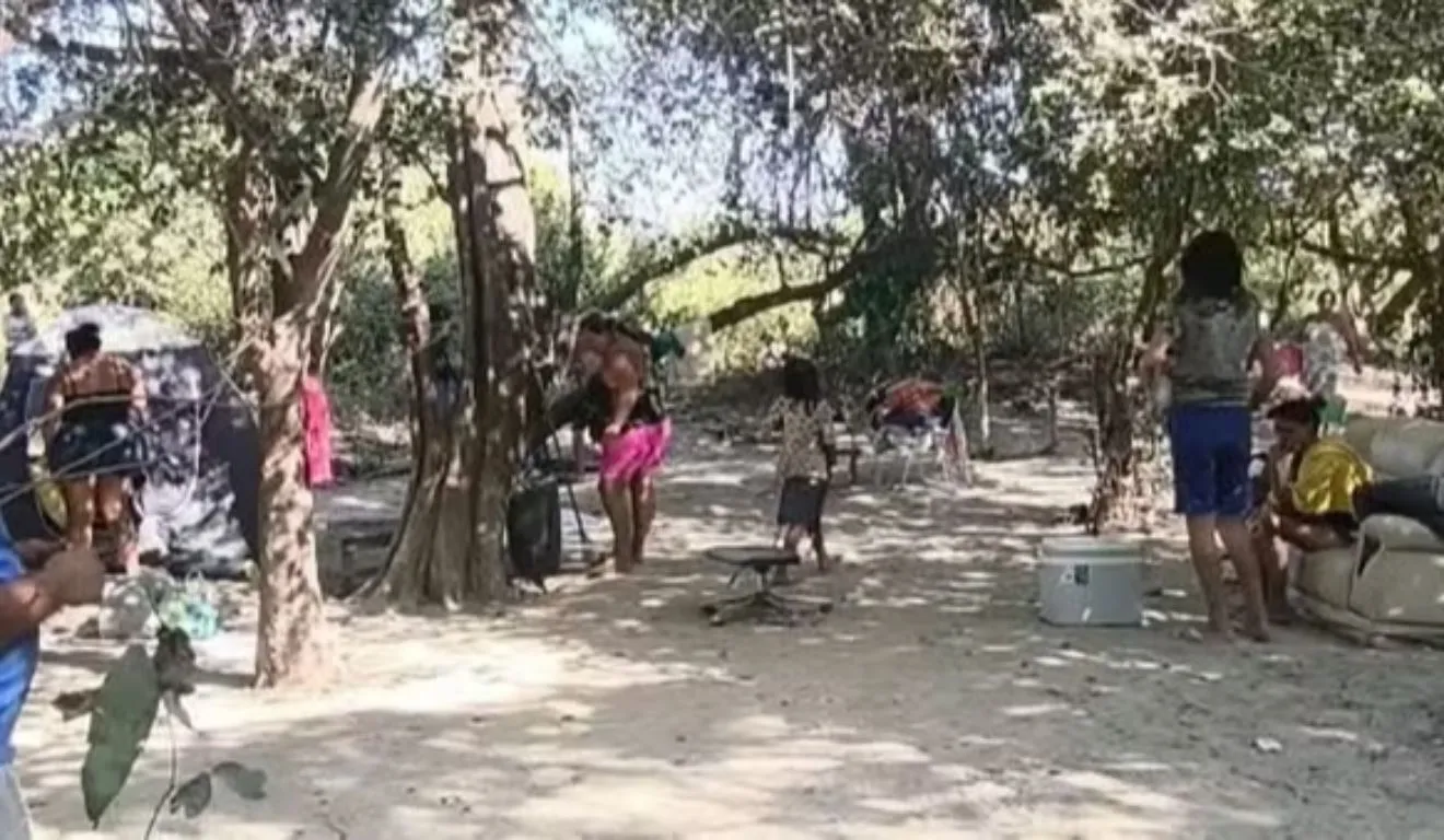 A morte da criança mobilizou os moradores da comunidade, que se divertiam antes da fatalidade