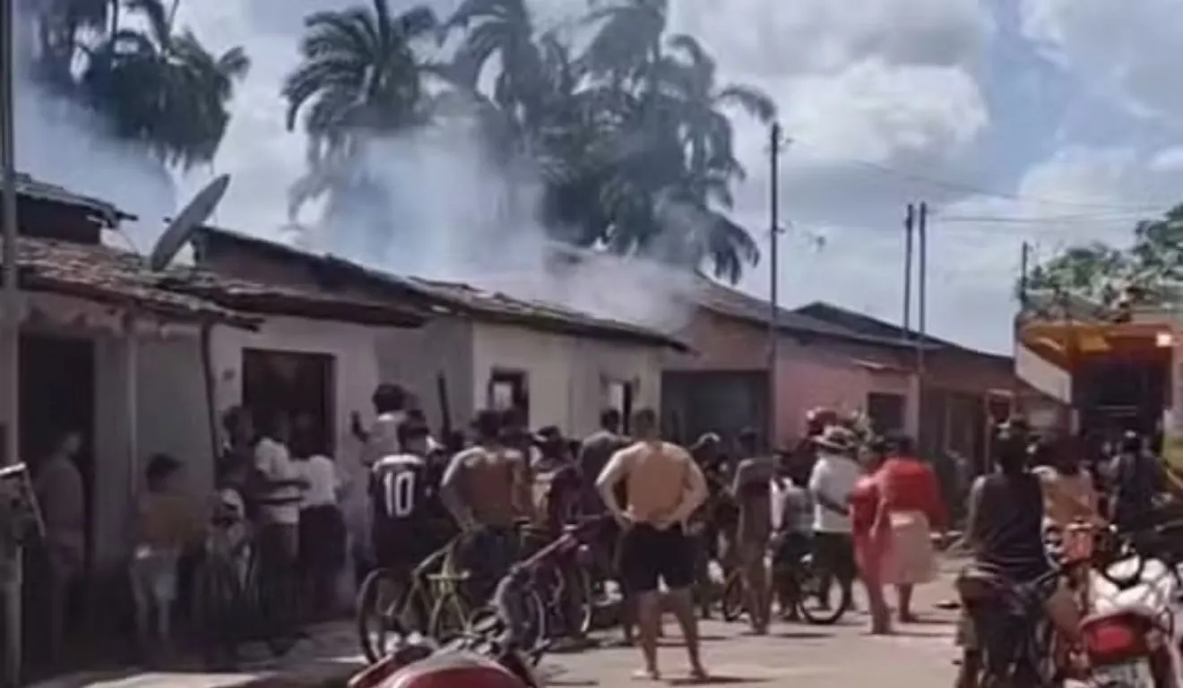 O incêndio logo se alastrou e destruiu a residência