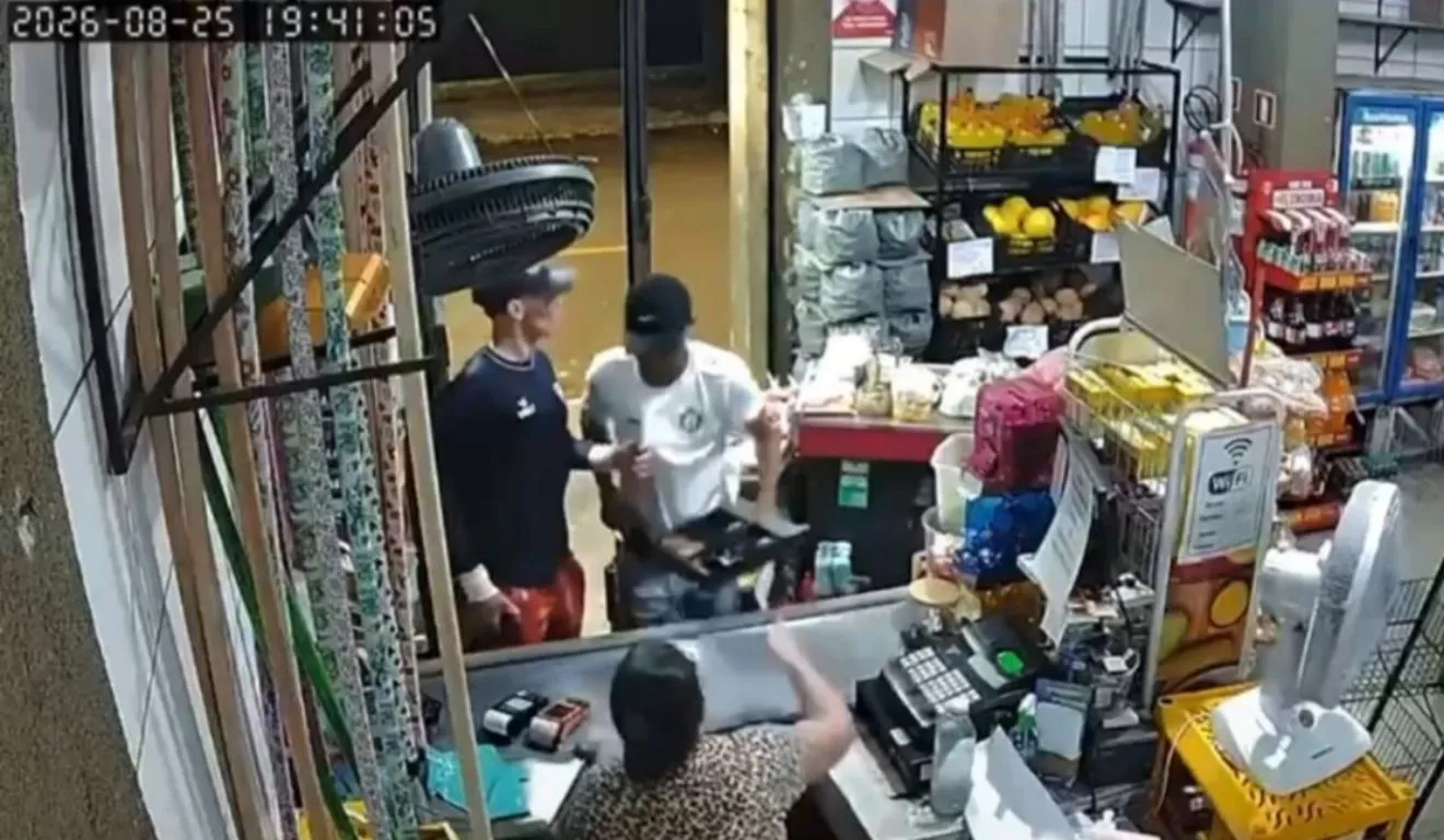 Os suspeitos levaram até a gaveta da máquina registradora do mercadinho