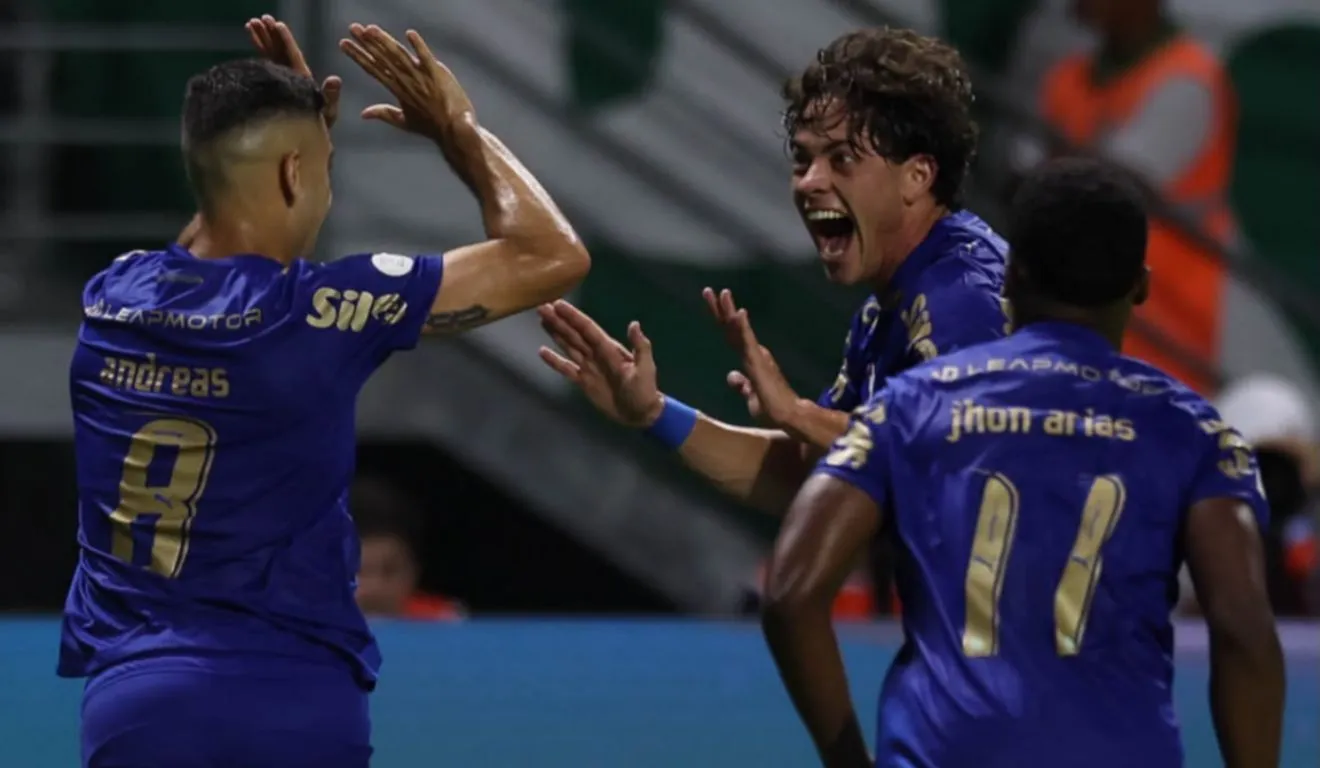 Jogadores do Palmeiras comemoram a vitória de 3 a 0 no jogo da ida da competição contra o Santos