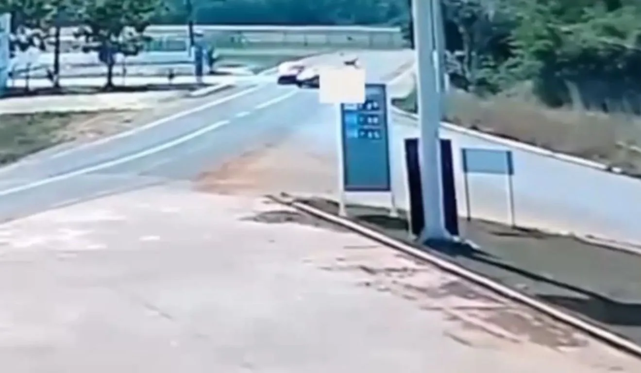 O condutor do automóvel fez a ultrapassagem perigosa que pegou o motociclista de surpresa