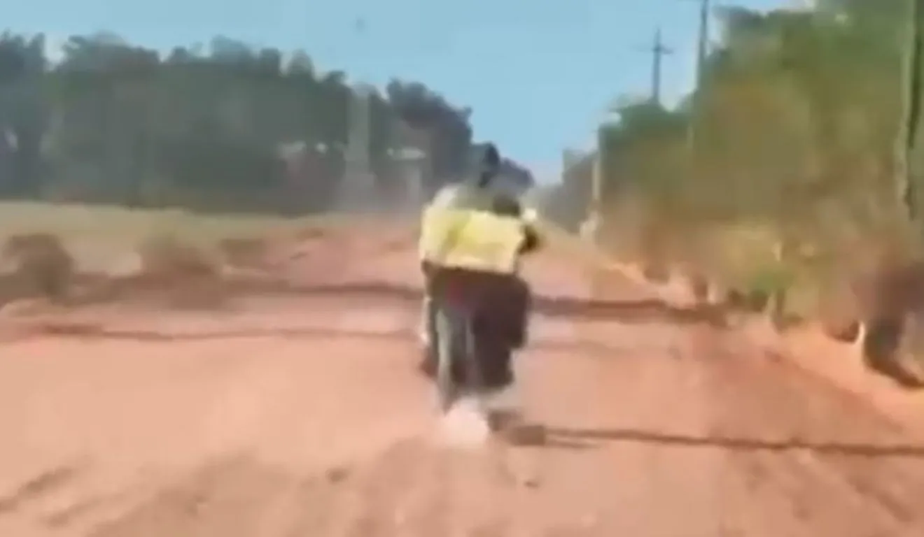 Testemunhas registraram o motociclista arrastando o cachorro