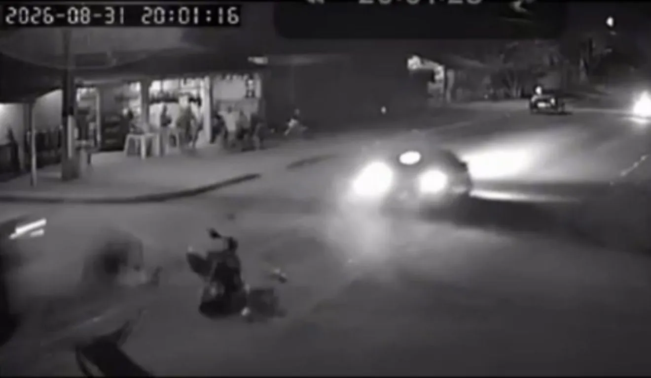 O impacto da colisão foi tão forte que o homem foi arremessado e a motocicleta destruída