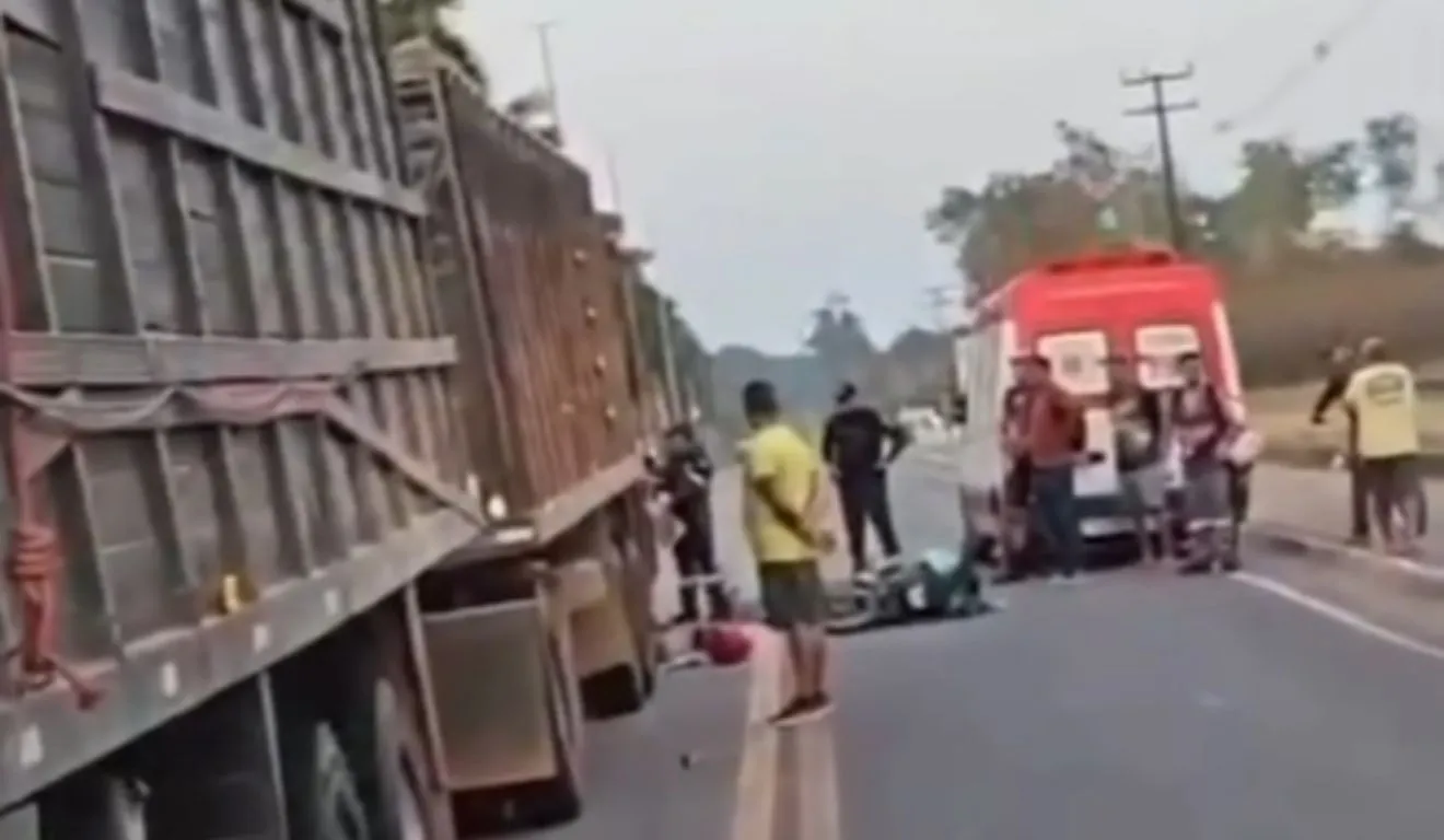 O motociclista seguia para o trabalho, quando caiu na pista e foi atingido pelo caminhão