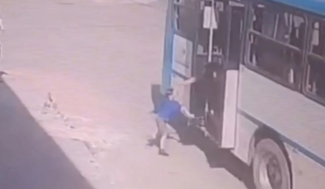 Motorista do ônibus arrancou antes da criança e mãe descerem e quase resulta em fatalidade