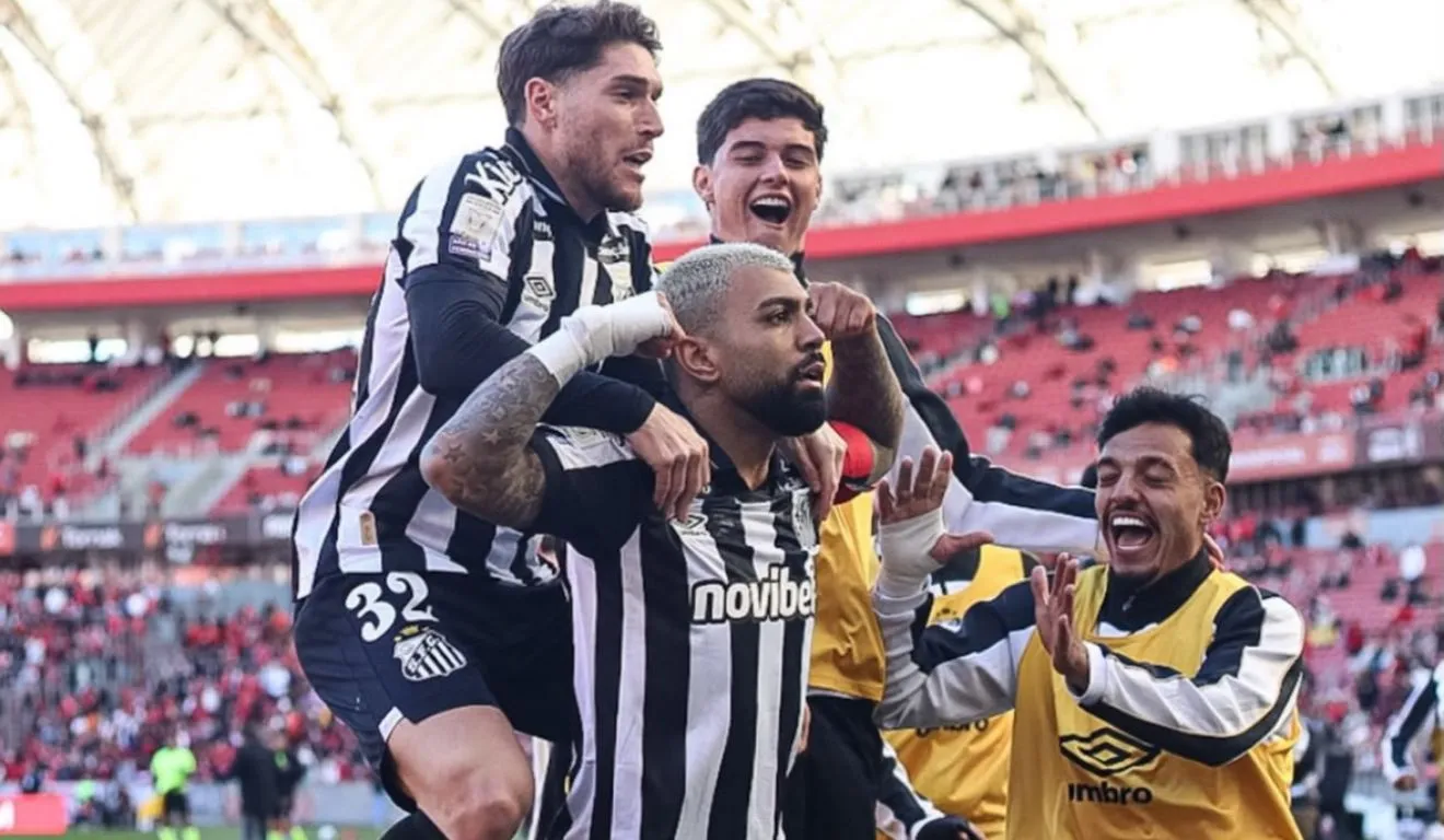 Gabigol, autor de dois gols da vitória contra o Inter (RS), comemora junto com os companheiros