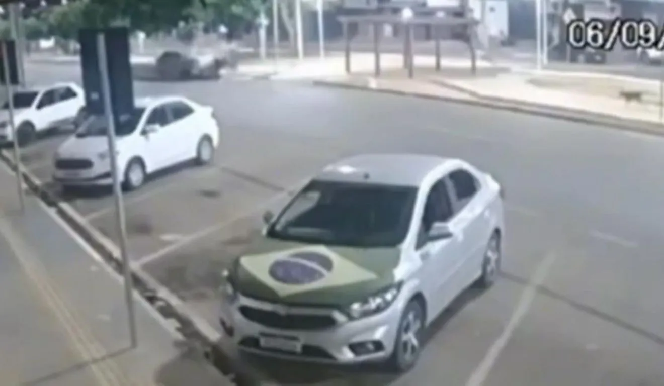 Motociclista colidiu frontalmente com carro de passeio e morreu na hora