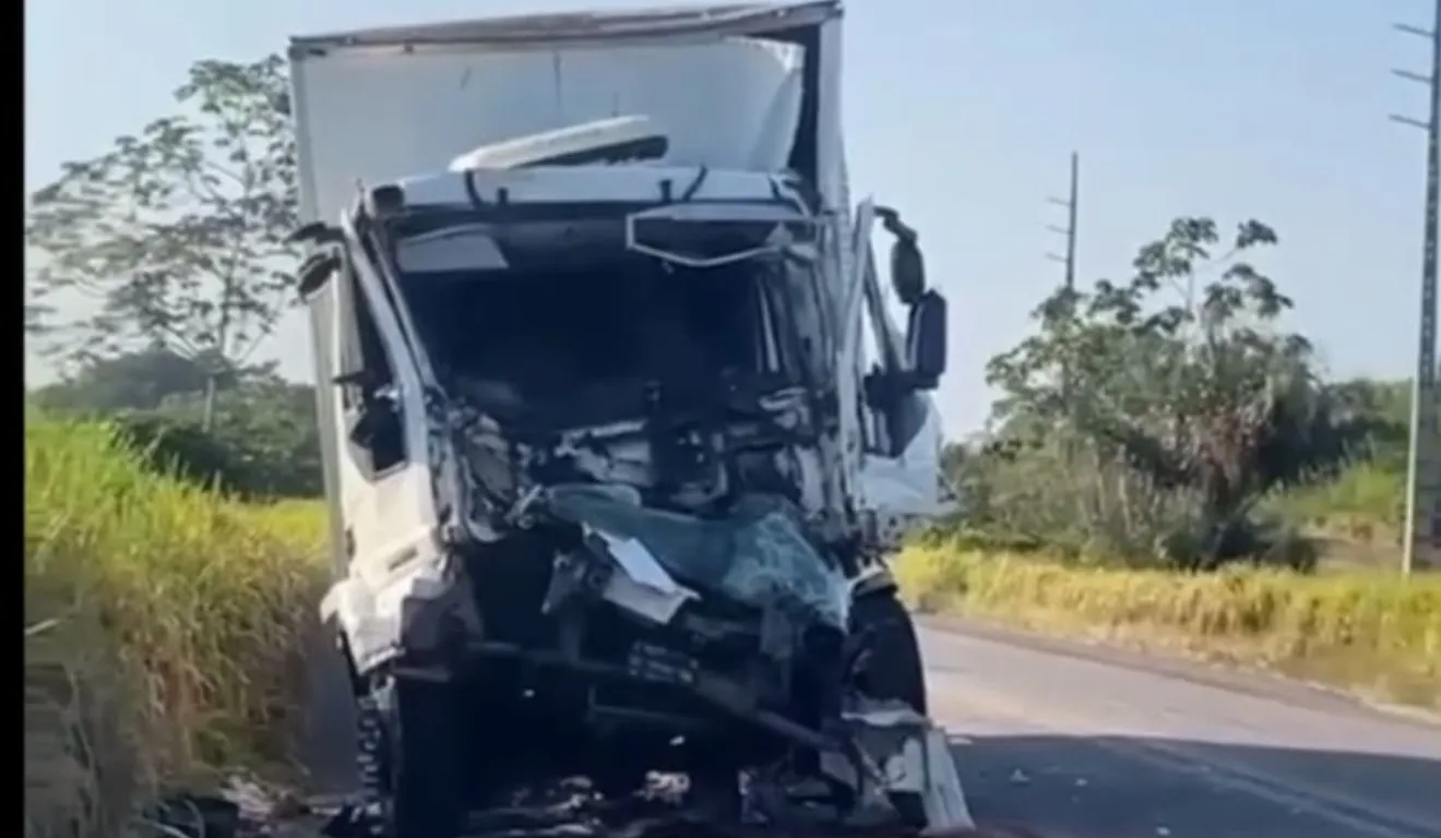 A frente da carreta ficou completamente destruída devido a colisão