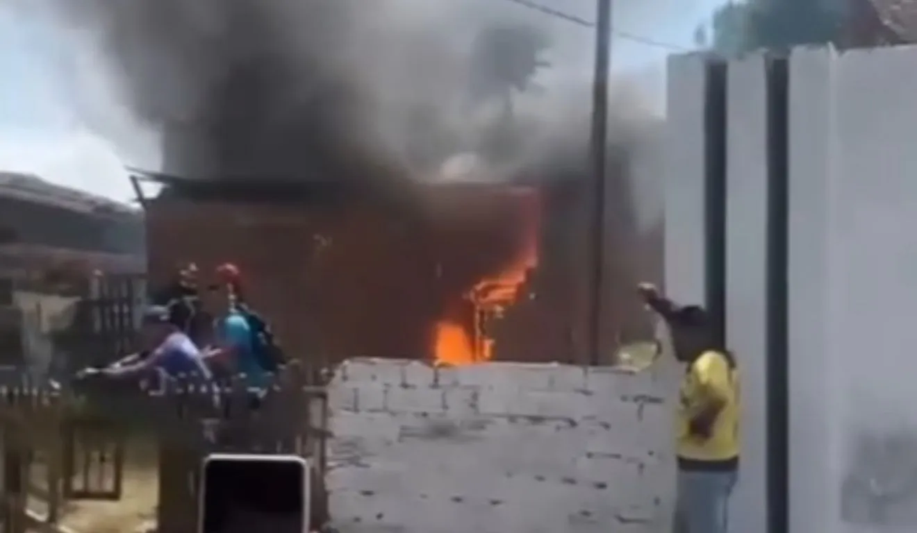 As chamas no imóvel foram contidas pelos bombeiros antes que atingisse outras residências