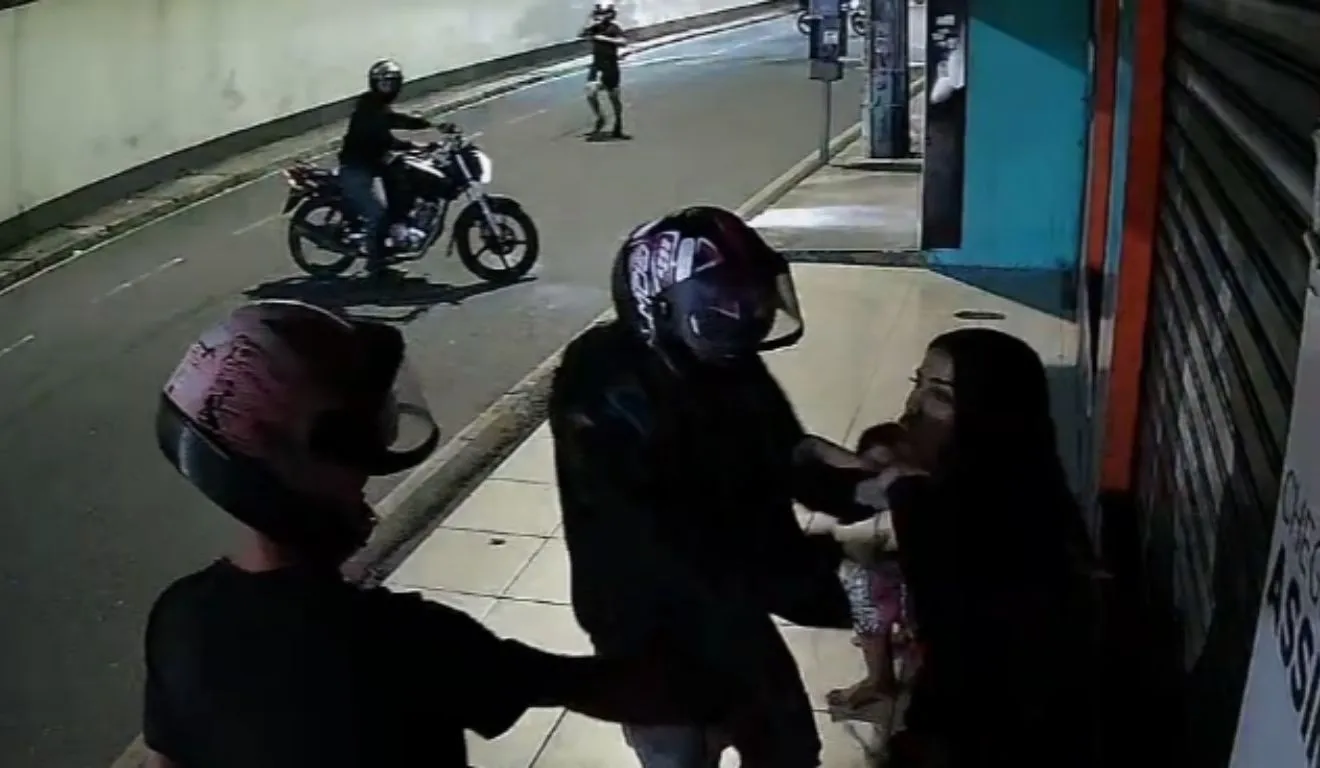 Os suspeitos que estavam nas garupas das motos atacam as vítimas
