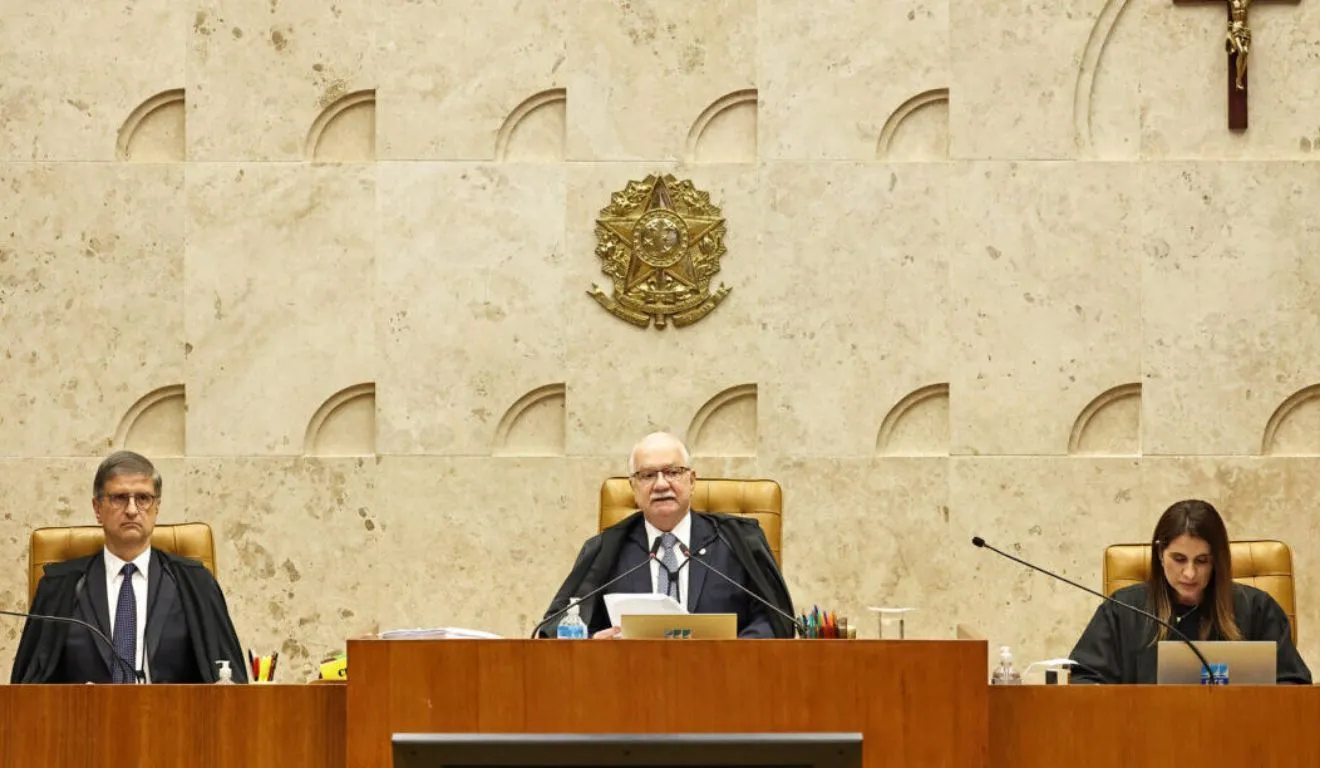 As discussões entre os ministrou sobraram até para Edson Fachin (ao centro), presidente do STF
